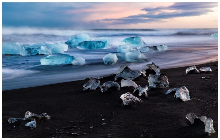 Schwarzer Strand beim Jökulsárlón, Island