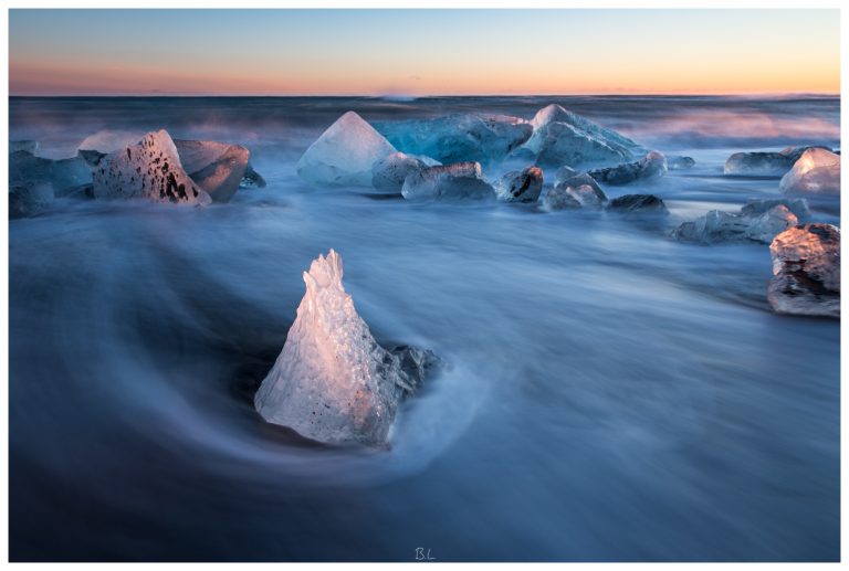 Schwarzer Strand beim Jökulsárlón, Island